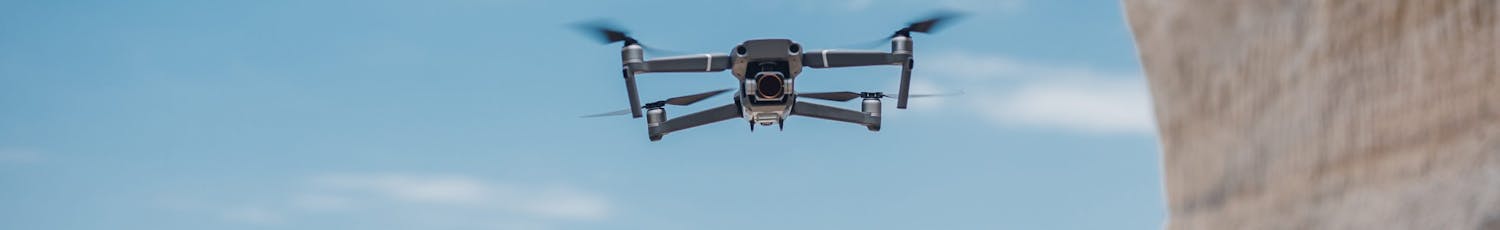 Bilde av drone i luften.